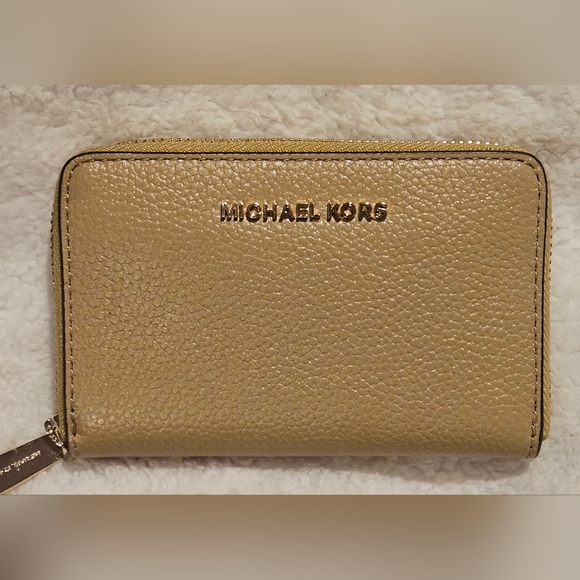 Michael Kors Jet Set Small Zip Around Card Case - Picture 1 of 5
